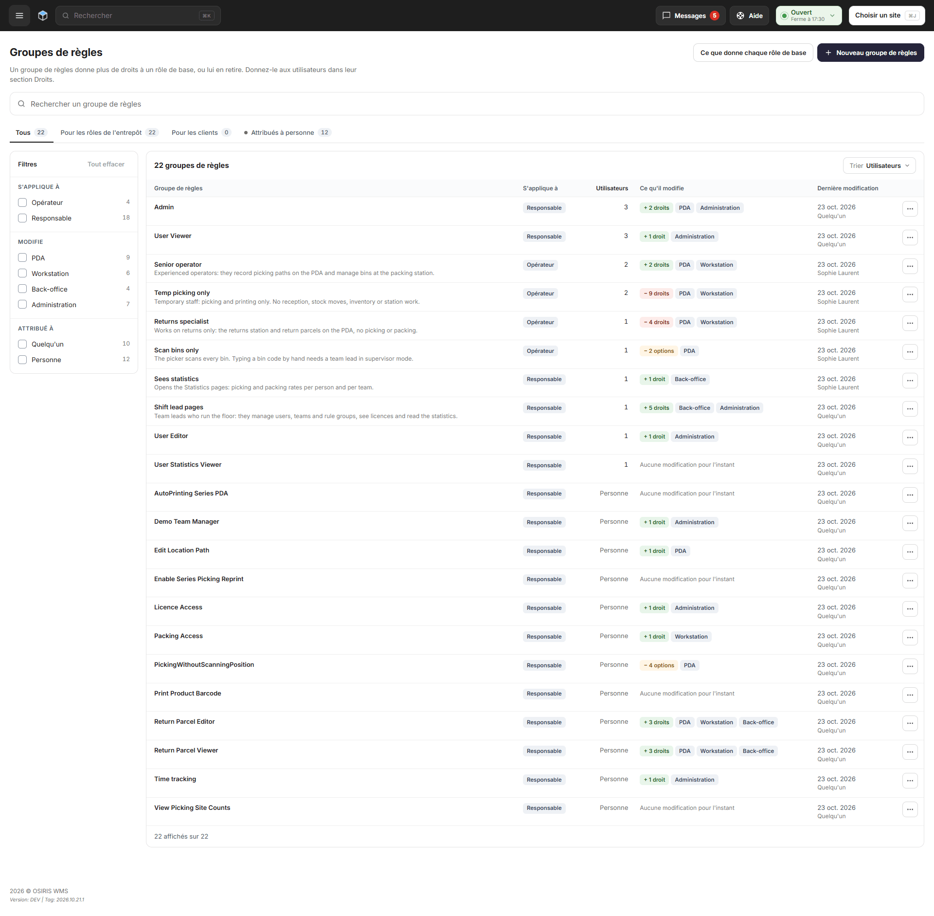 La page Groupes de règles listant chaque groupe, à qui il s'applique, combien d'utilisateurs le détiennent et ce qu'il modifie