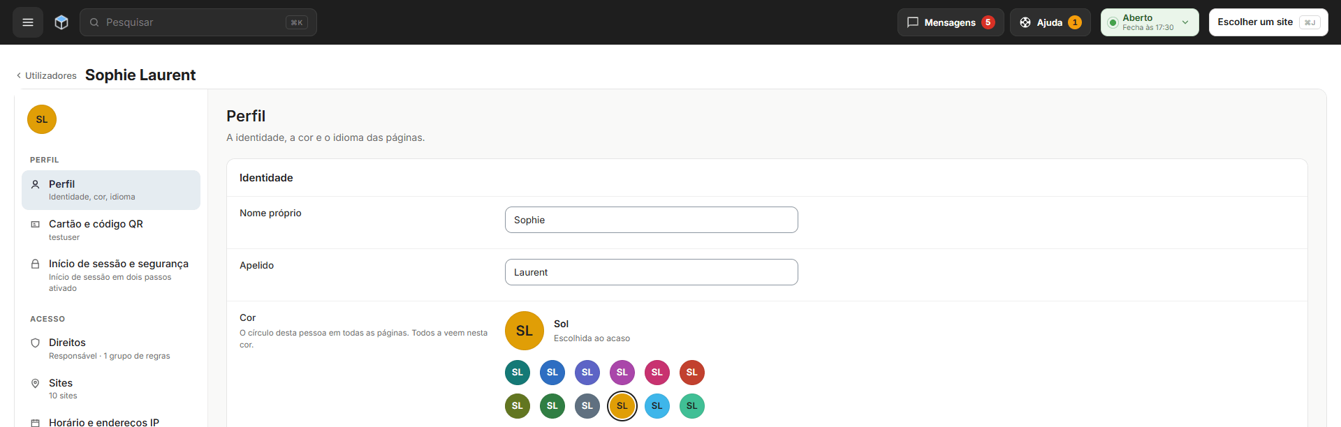 A secção Perfil de um utilizador com o nome próprio, o apelido e uma escolha de cores